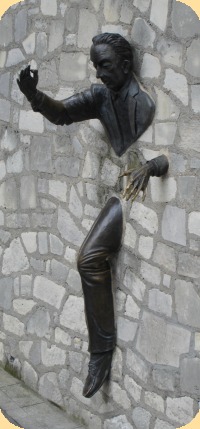 Mann in der Wand